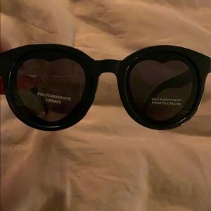 Adorable Heart Lens Sunnies, Black